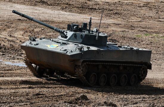 Генеральная репетиция динамического показа военной техники на полигоне "Алабино"