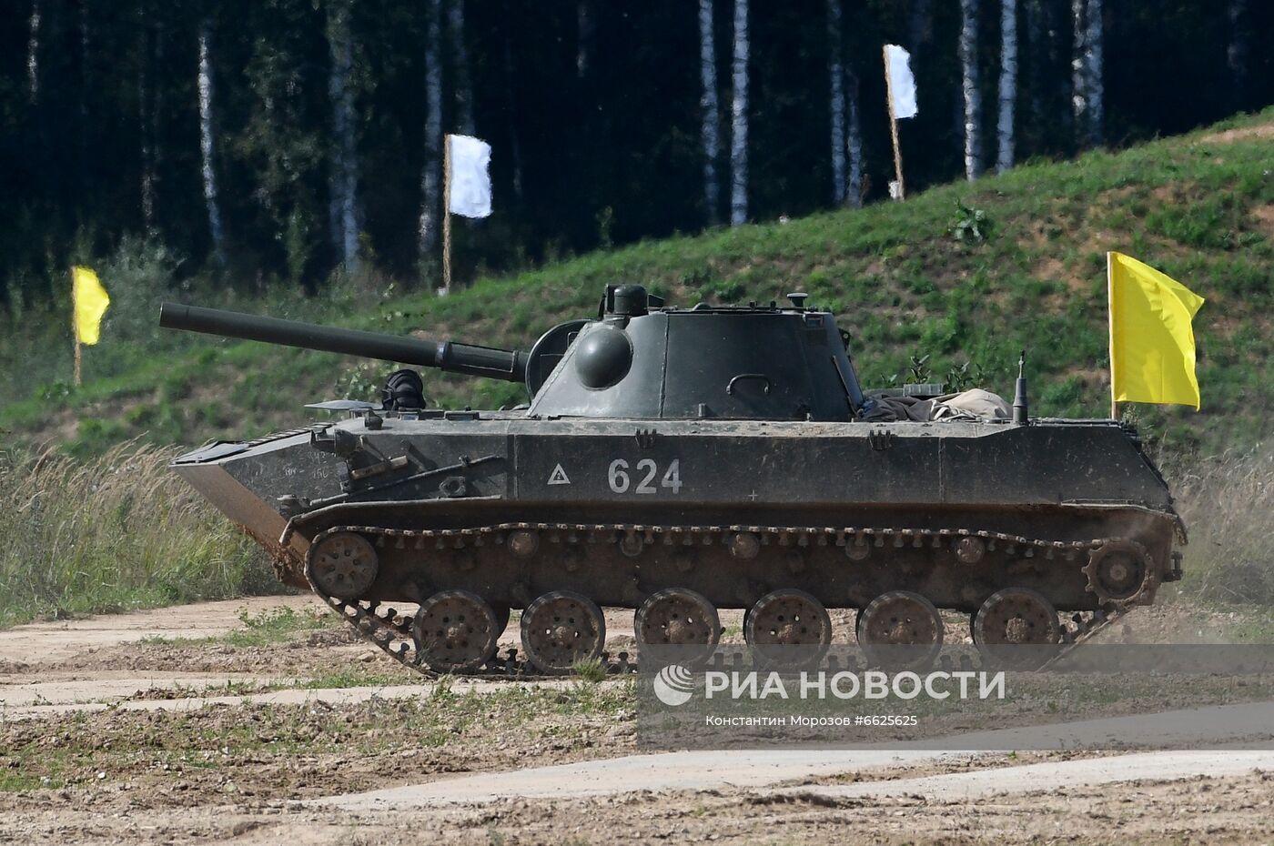 Генеральная репетиция динамического показа военной техники на полигоне "Алабино"