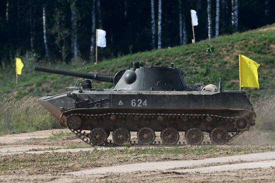 Генеральная репетиция динамического показа военной техники на полигоне "Алабино"