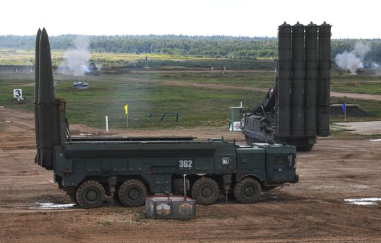 Генеральная репетиция динамического показа военной техники на полигоне "Алабино"