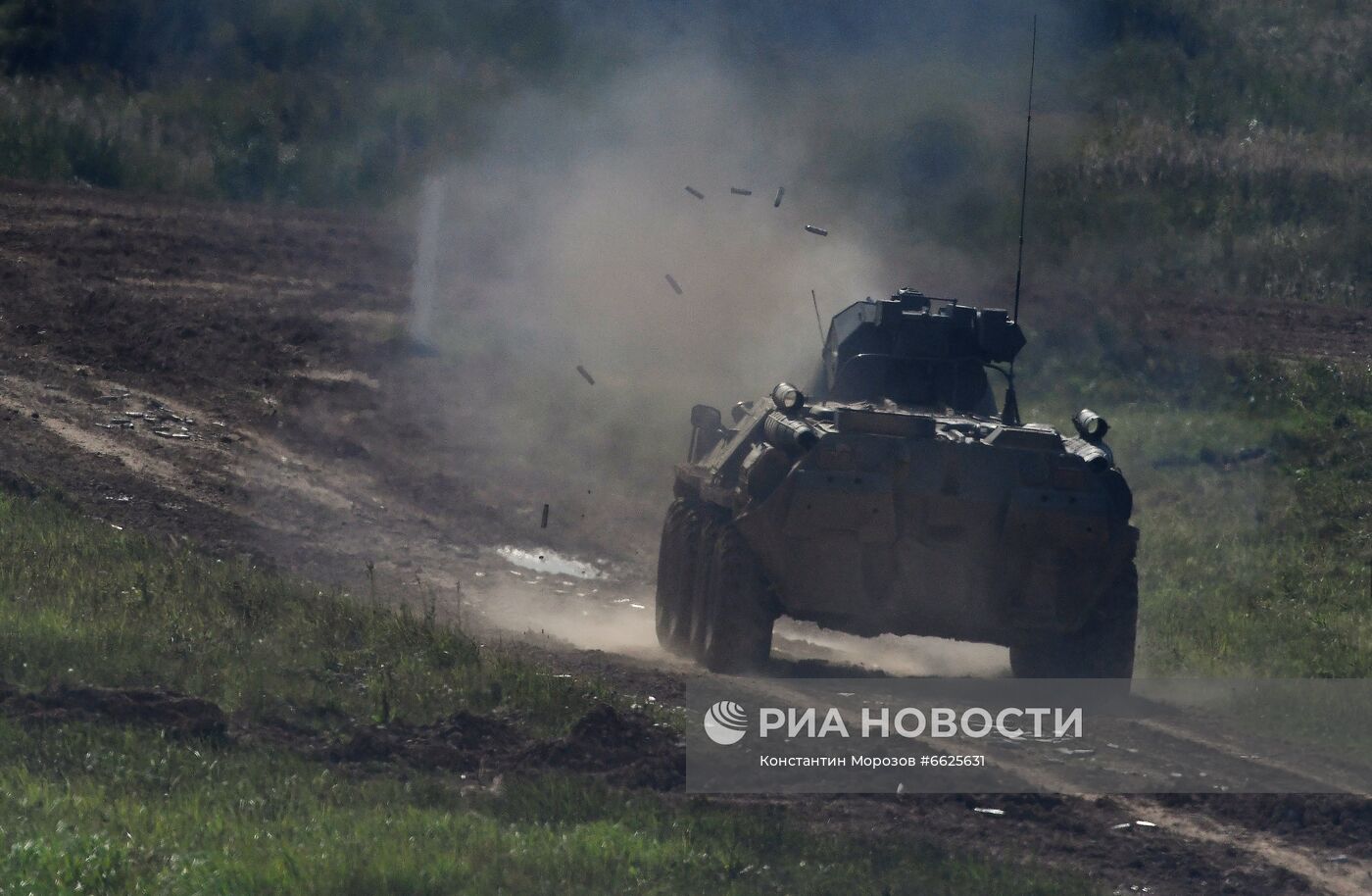 Генеральная репетиция динамического показа военной техники на полигоне "Алабино"