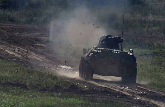 Генеральная репетиция динамического показа военной техники на полигоне "Алабино"