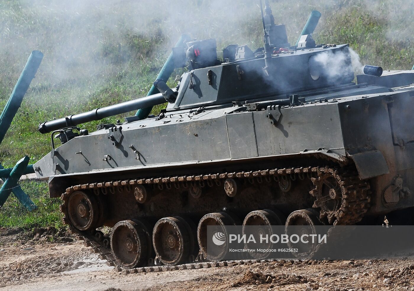 Генеральная репетиция динамического показа военной техники на полигоне "Алабино"