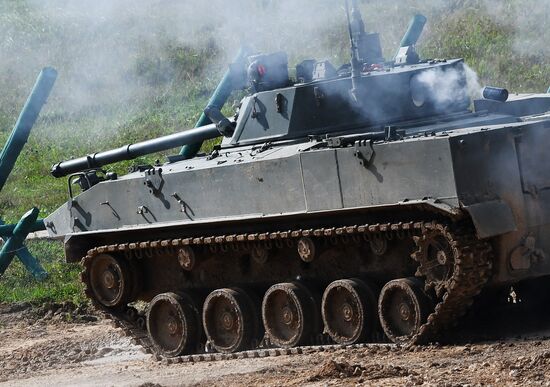 Генеральная репетиция динамического показа военной техники на полигоне "Алабино"