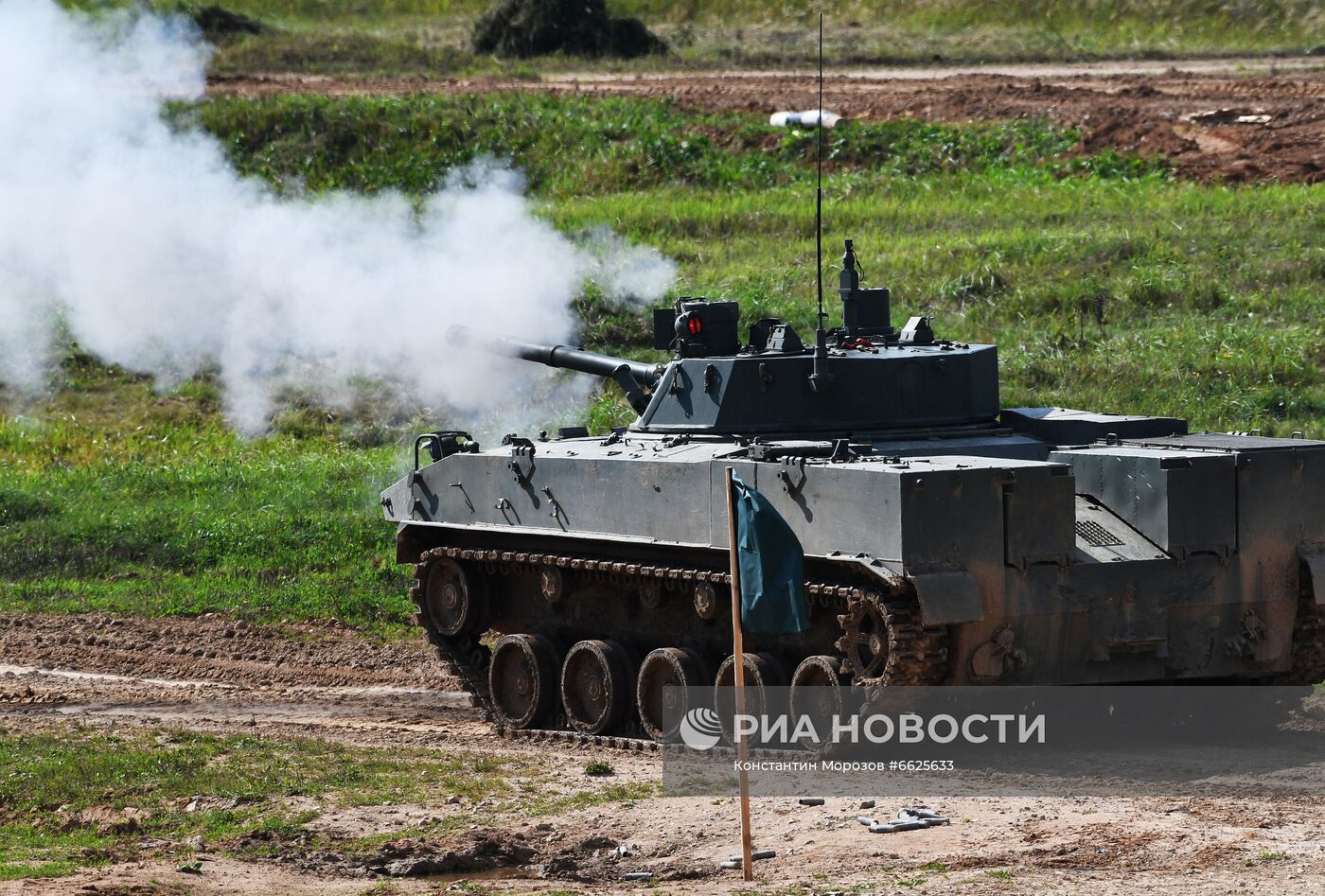 Генеральная репетиция динамического показа военной техники на полигоне "Алабино"