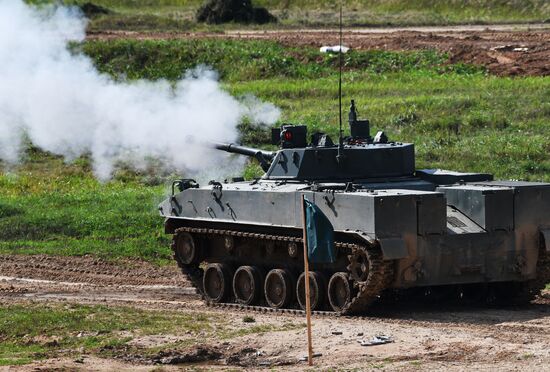 Генеральная репетиция динамического показа военной техники на полигоне "Алабино"
