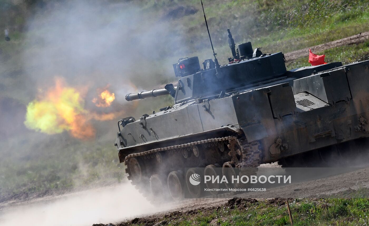 Генеральная репетиция динамического показа военной техники на полигоне "Алабино"