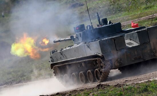 Генеральная репетиция динамического показа военной техники на полигоне "Алабино"