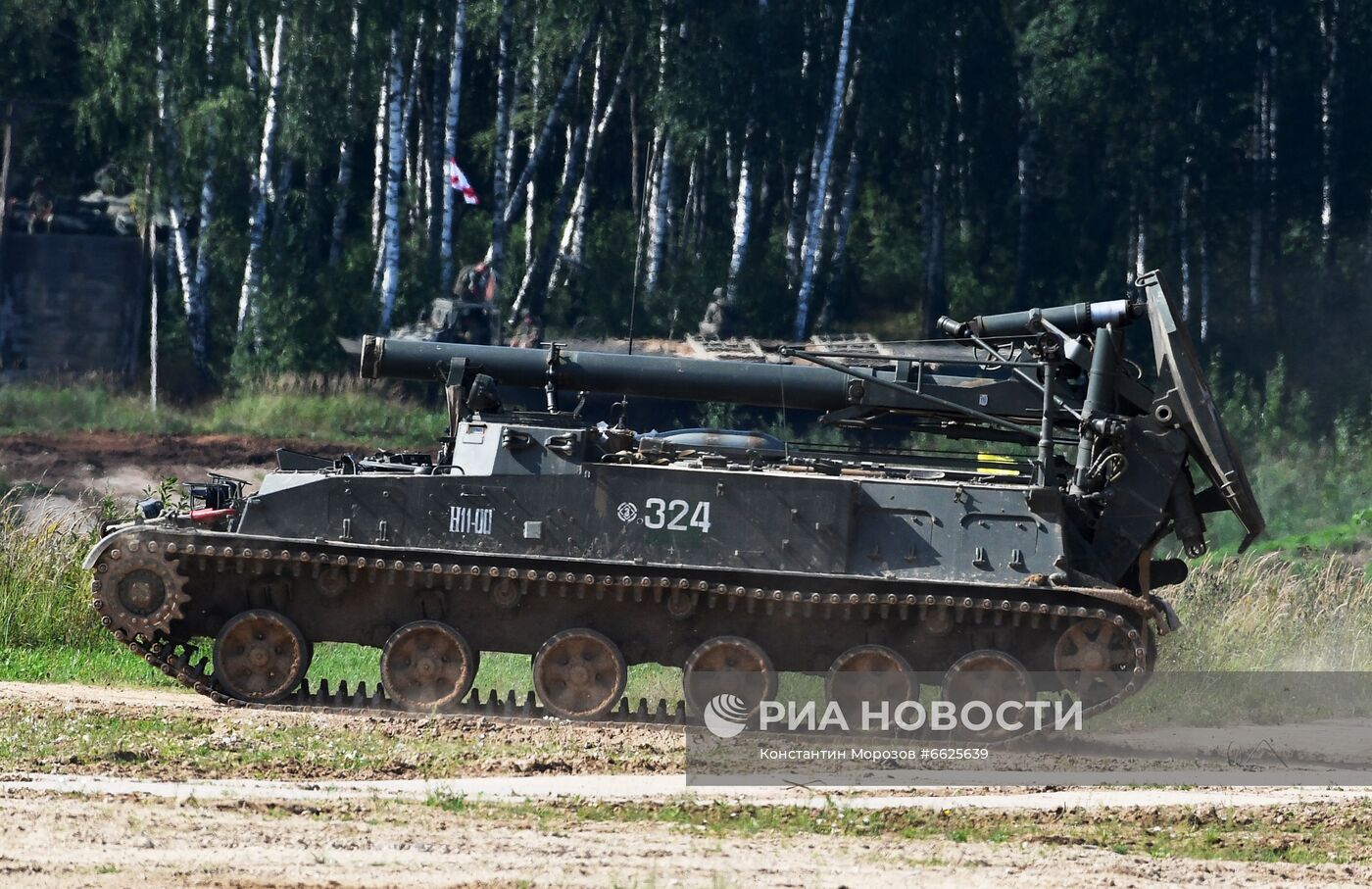 Генеральная репетиция динамического показа военной техники на полигоне "Алабино"