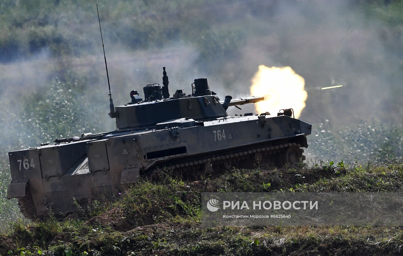 Генеральная репетиция динамического показа военной техники на полигоне "Алабино"