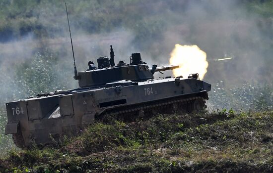 Генеральная репетиция динамического показа военной техники на полигоне "Алабино"