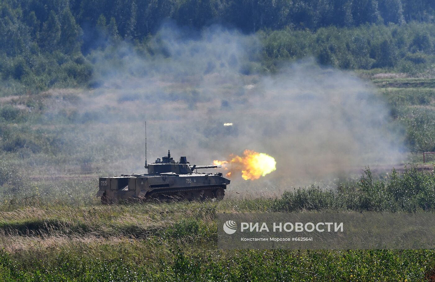 Генеральная репетиция динамического показа военной техники на полигоне "Алабино"