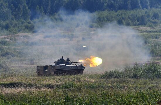 Генеральная репетиция динамического показа военной техники на полигоне "Алабино"