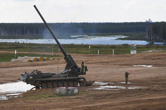 Генеральная репетиция динамического показа военной техники на полигоне "Алабино"