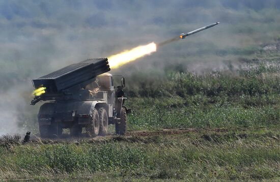 Генеральная репетиция динамического показа военной техники на полигоне "Алабино"