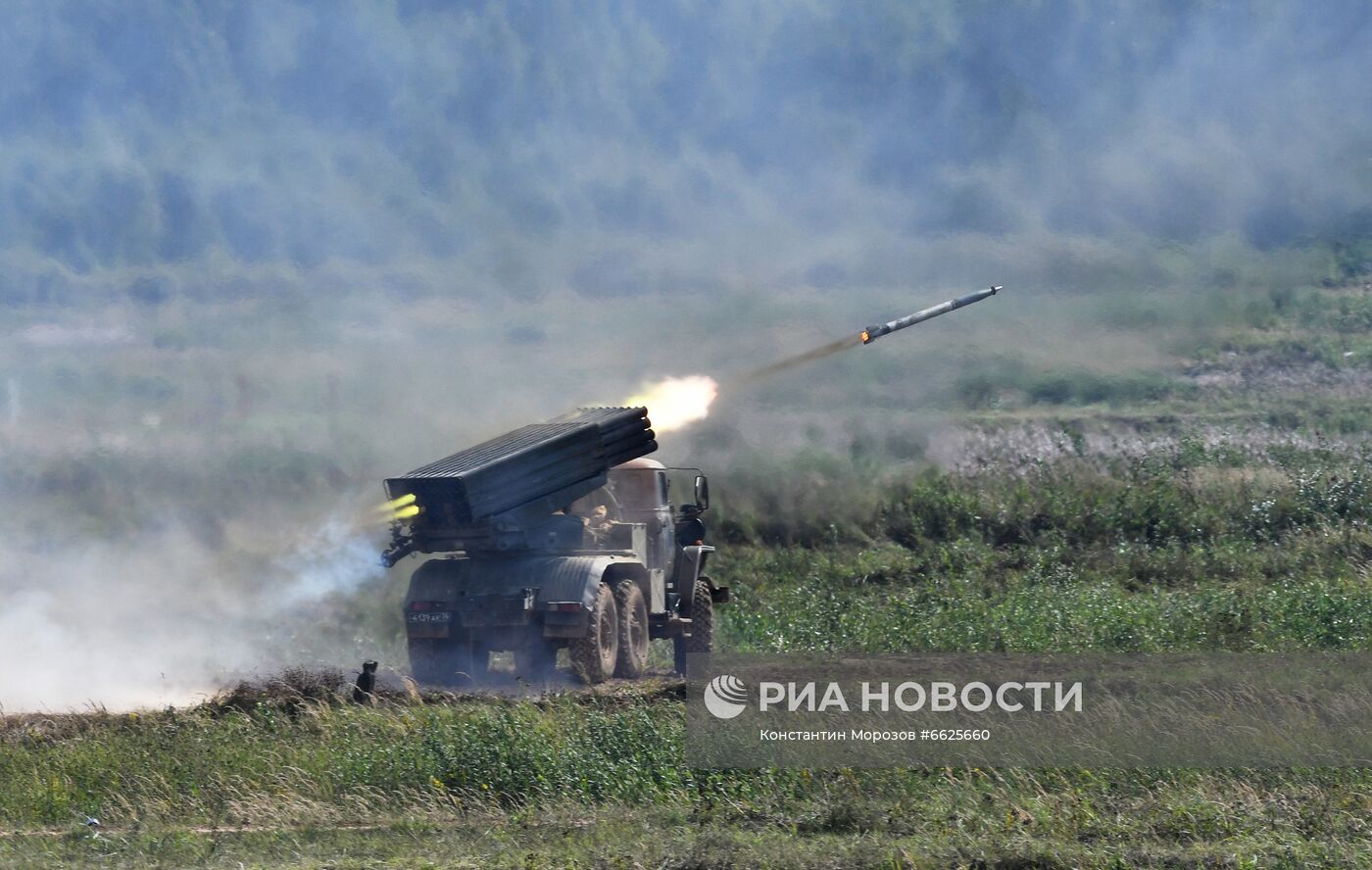 Генеральная репетиция динамического показа военной техники на полигоне "Алабино"