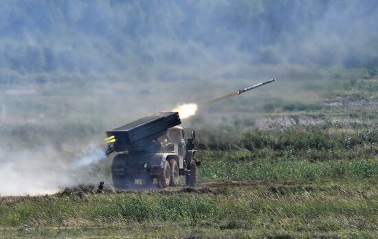 Генеральная репетиция динамического показа военной техники на полигоне "Алабино"