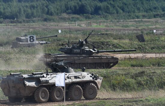 Генеральная репетиция динамического показа военной техники на полигоне "Алабино"