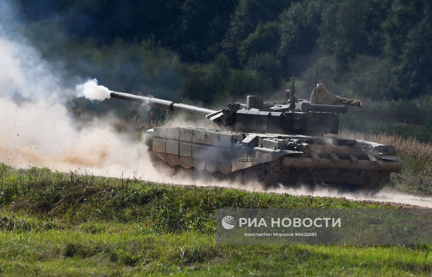 Генеральная репетиция динамического показа военной техники на полигоне "Алабино"