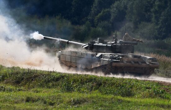 Генеральная репетиция динамического показа военной техники на полигоне "Алабино"