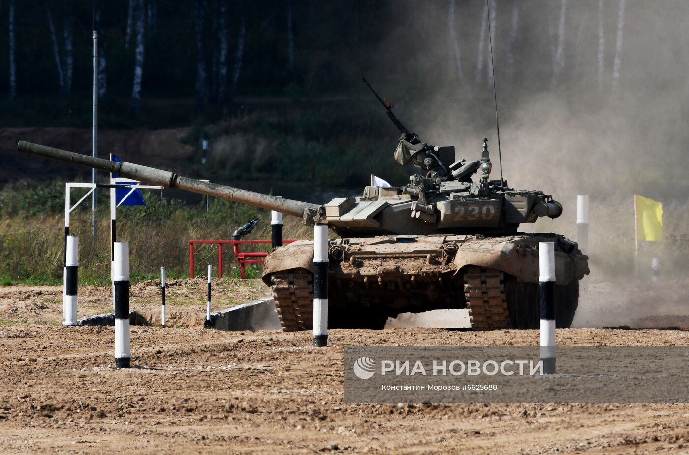 Генеральная репетиция динамического показа военной техники на полигоне "Алабино"