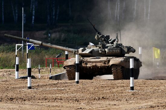 Генеральная репетиция динамического показа военной техники на полигоне "Алабино"