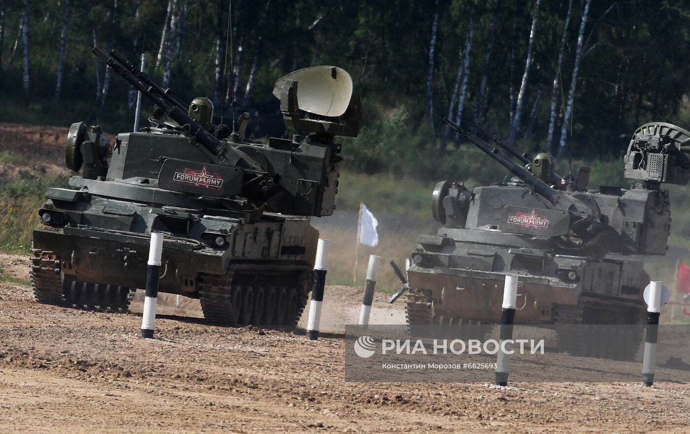 Генеральная репетиция динамического показа военной техники на полигоне "Алабино"