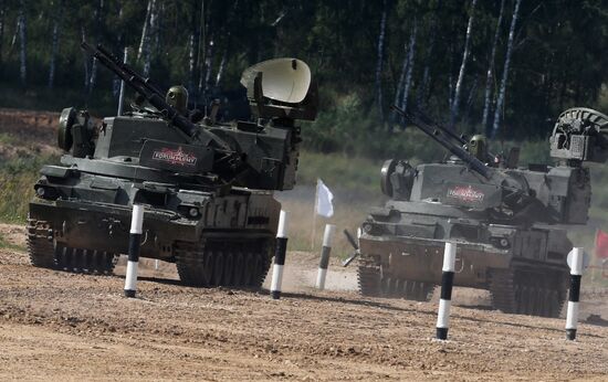 Генеральная репетиция динамического показа военной техники на полигоне "Алабино"