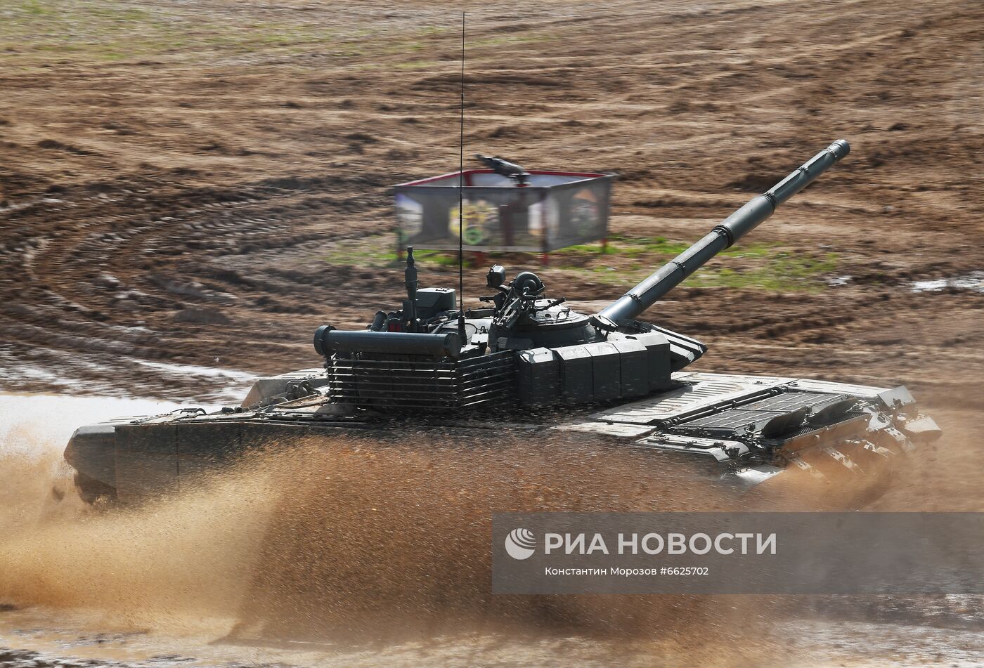 Генеральная репетиция динамического показа военной техники на полигоне "Алабино"