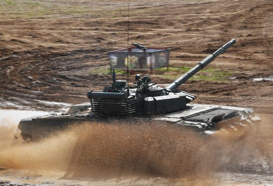 Генеральная репетиция динамического показа военной техники на полигоне "Алабино"