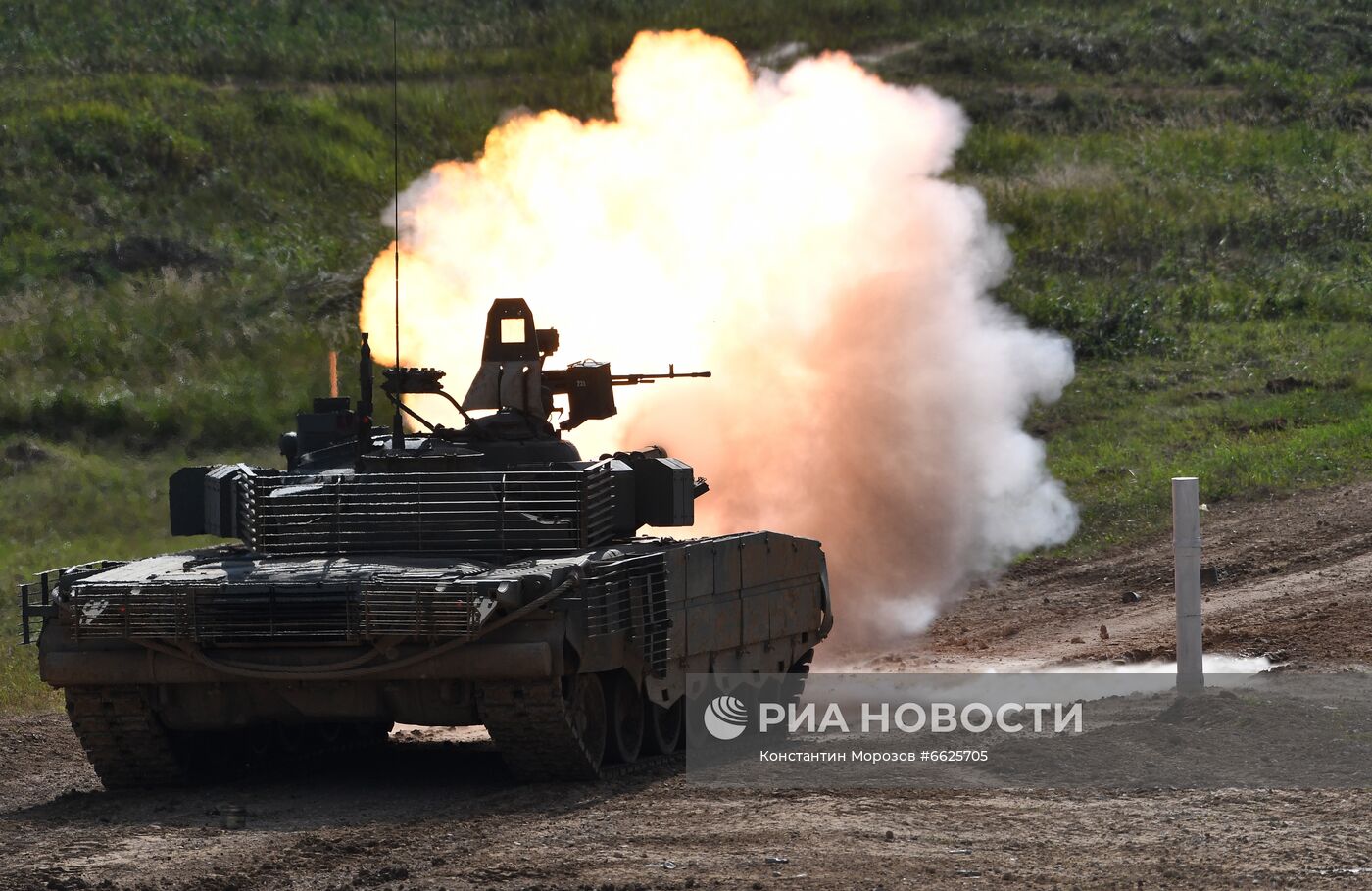 Генеральная репетиция динамического показа военной техники на полигоне "Алабино"
