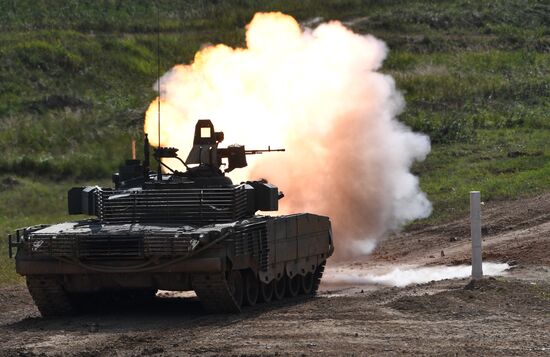 Генеральная репетиция динамического показа военной техники на полигоне "Алабино"