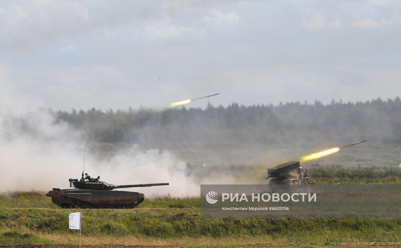 Генеральная репетиция динамического показа военной техники на полигоне "Алабино"