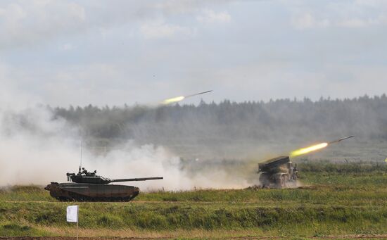 Генеральная репетиция динамического показа военной техники на полигоне "Алабино"