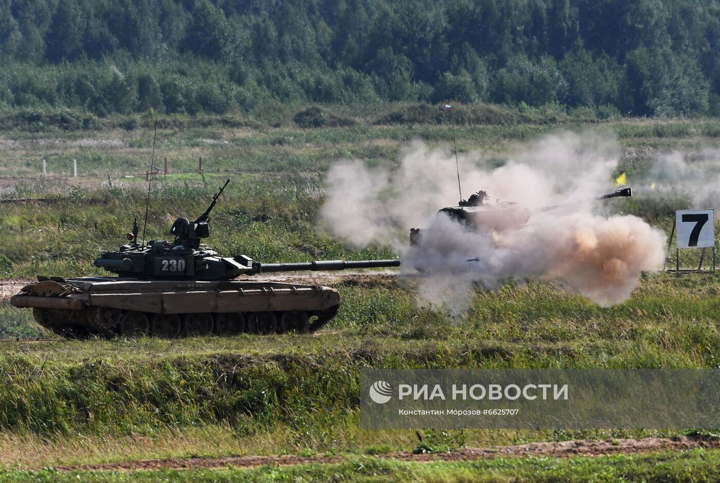 Генеральная репетиция динамического показа военной техники на полигоне "Алабино"