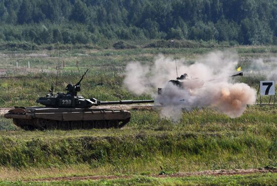 Генеральная репетиция динамического показа военной техники на полигоне "Алабино"