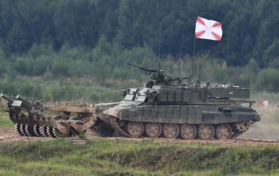 Генеральная репетиция динамического показа военной техники на полигоне "Алабино"