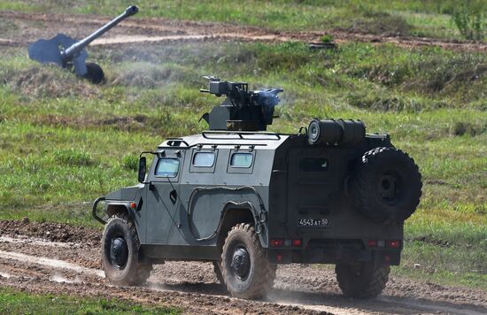 Генеральная репетиция динамического показа военной техники на полигоне "Алабино"
