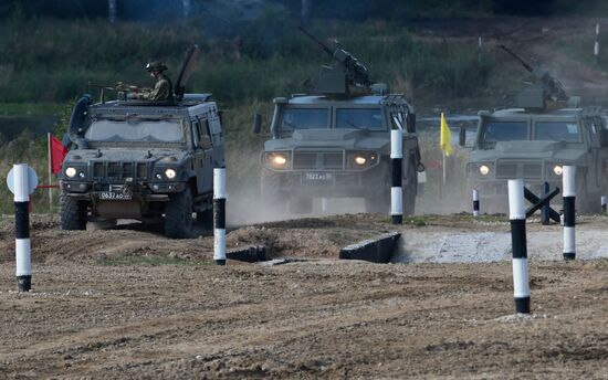 Генеральная репетиция динамического показа военной техники на полигоне "Алабино"