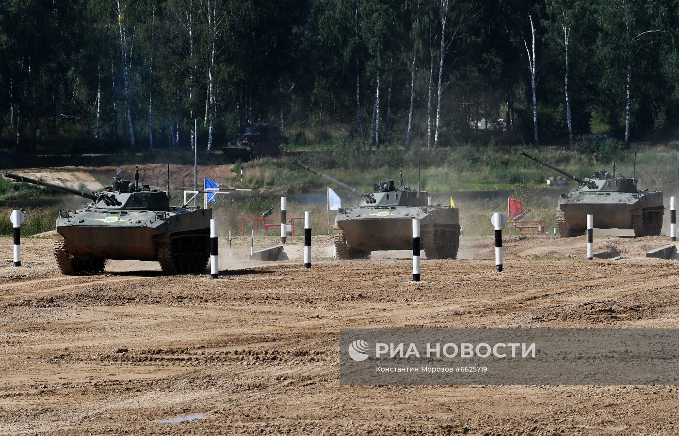 Генеральная репетиция динамического показа военной техники на полигоне "Алабино"