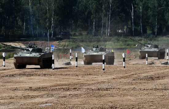 Генеральная репетиция динамического показа военной техники на полигоне "Алабино"
