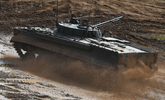 Генеральная репетиция динамического показа военной техники на полигоне "Алабино"