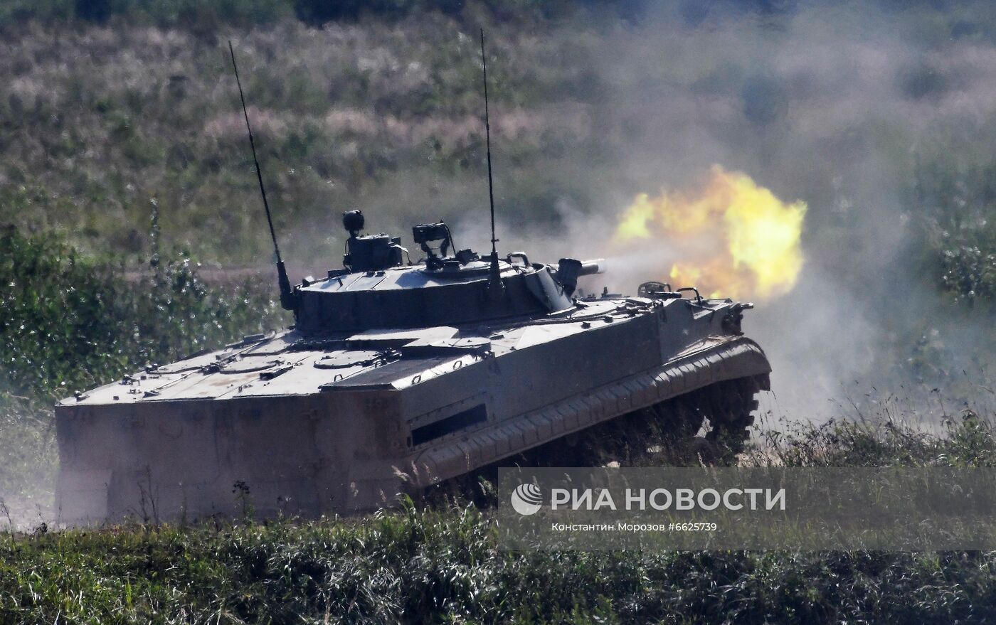 Генеральная репетиция динамического показа военной техники на полигоне "Алабино"