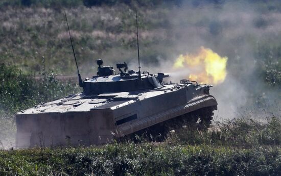 Генеральная репетиция динамического показа военной техники на полигоне "Алабино"