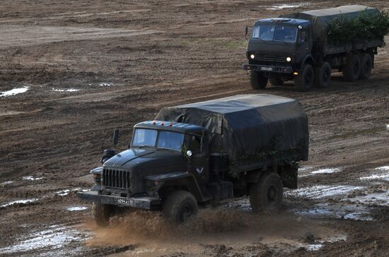 Генеральная репетиция динамического показа военной техники на полигоне "Алабино"