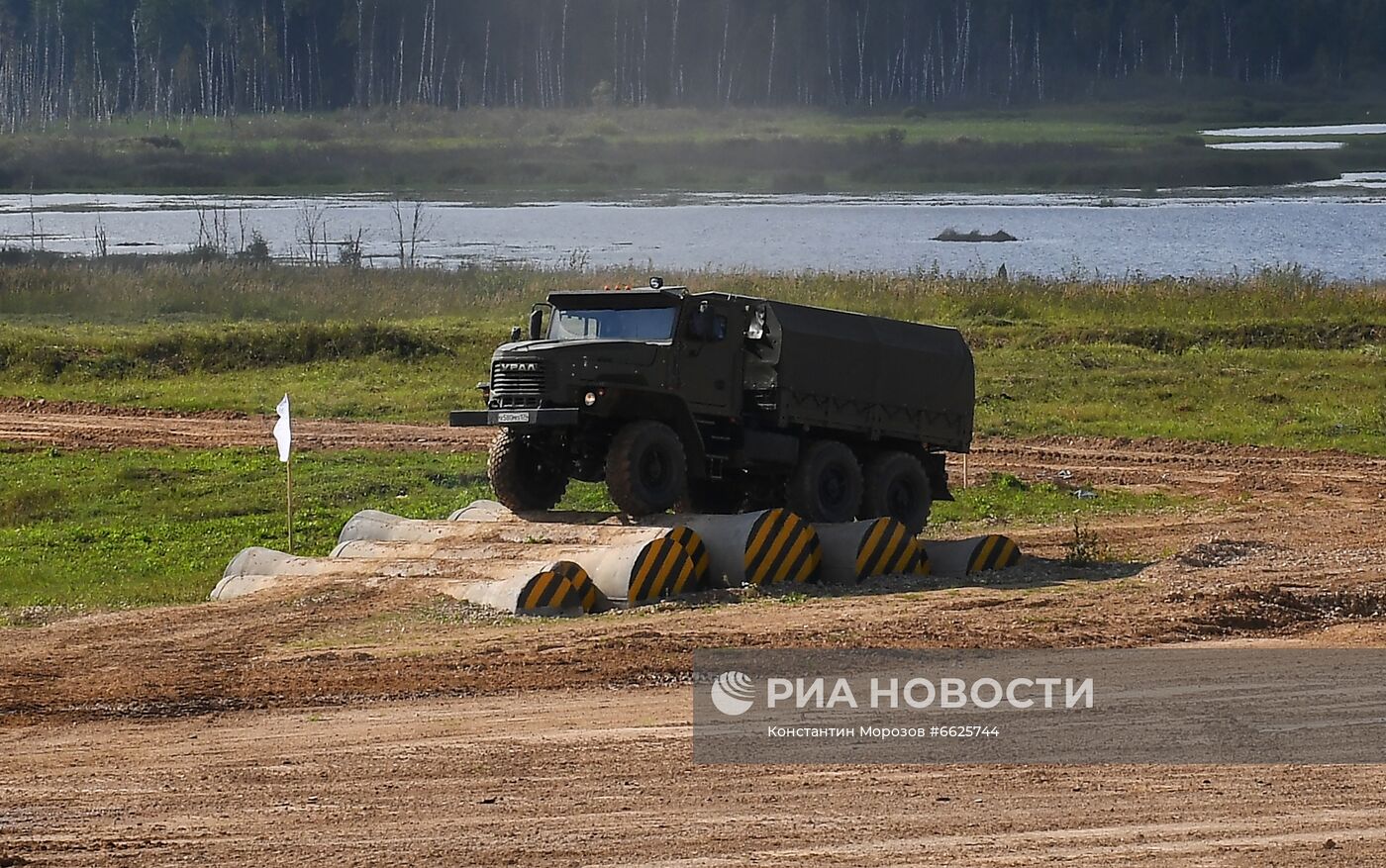 Генеральная репетиция динамического показа военной техники на полигоне "Алабино"