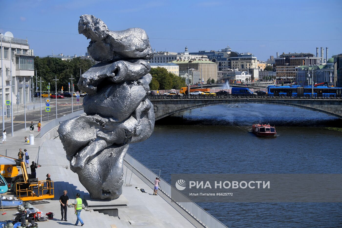 Скульптура "Большая глина №4" в центре Москвы