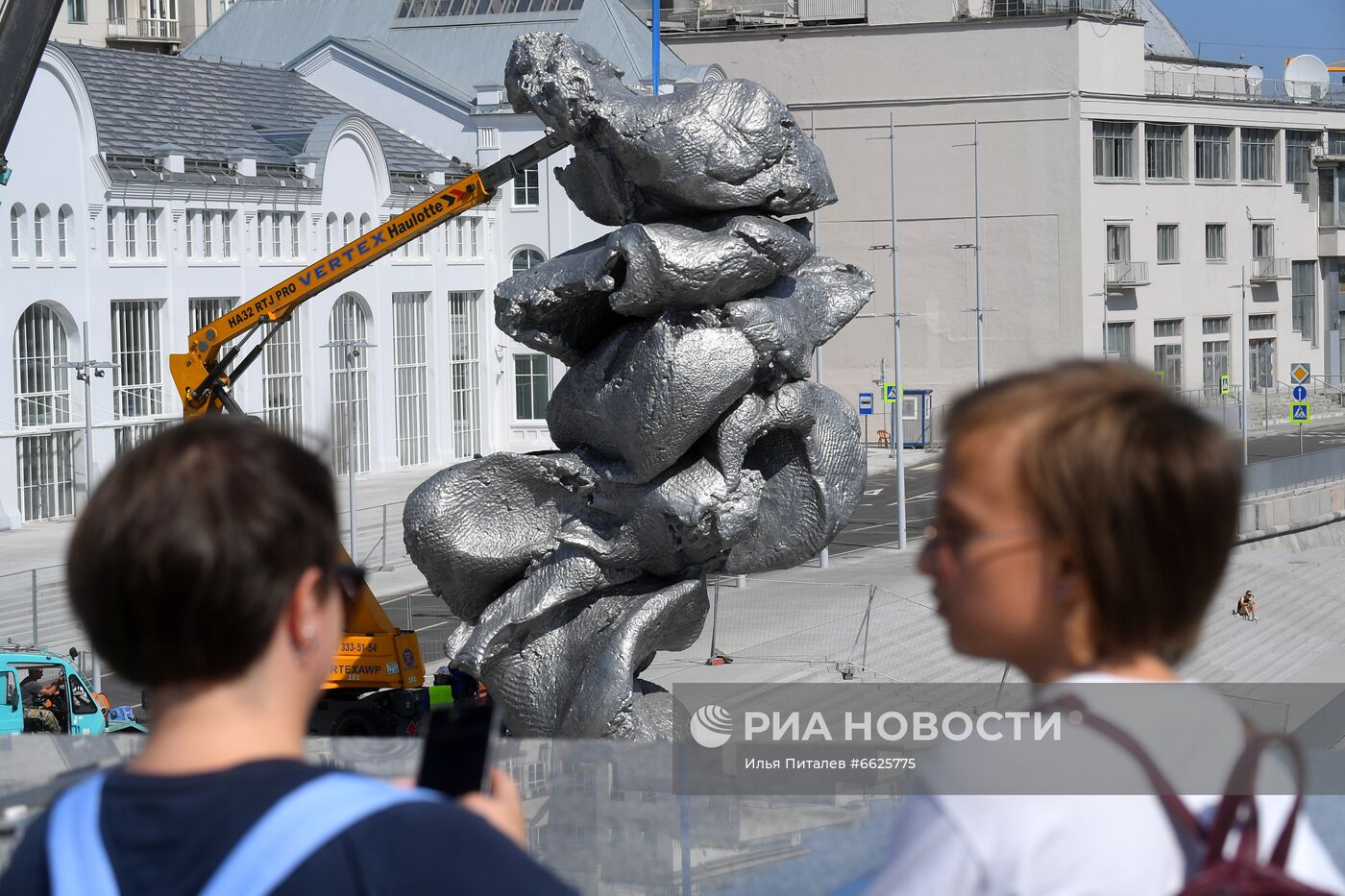 Скульптура "Большая глина №4" в центре Москвы