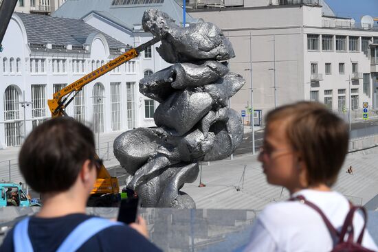 Скульптура "Большая глина №4" в центре Москвы