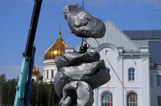 Скульптура "Большая глина №4" в центре Москвы